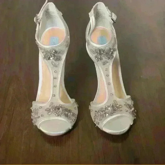 👰🏼Blue by Betsy Johnson Holly size US 7.5 color ivory, satin preloved - Picture 9 of 9